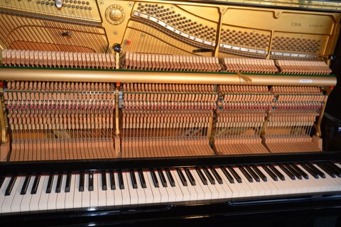 Een piano van binnen met hamers en snaren